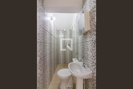 Banheiro de casa para alugar com 1 quarto, 35m² em Santo Antônio, Osasco