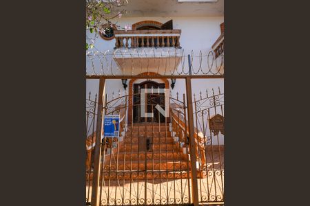 Casa à venda com 360m², 3 quartos e 5 vagas Casa à venda com 360m², 3 quartos e 5 vagasFachada