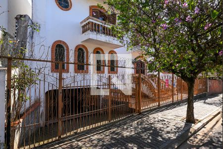 Casa à venda com 360m², 3 quartos e 5 vagas Casa à venda com 360m², 3 quartos e 5 vagasFachada