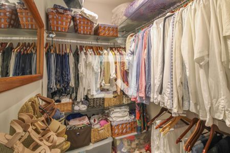 Apartamento à venda com 150m², 2 quartos e 2 vagas Apartamento à venda com 150m², 2 quartos e 2 vagasCloset da Suíte 1