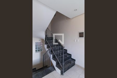 Casa de condomínio à venda com 195m², 3 quartos e 2 vagasEscada