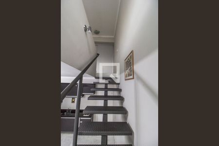 Apartamento à venda com 46m², 1 quarto e 1 vaga Apartamento à venda com 46m², 1 quarto e 1 vagaEscada