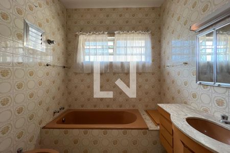 Casa à venda com 250m², 3 quartos e 2 vagasBanheiro da Suíte