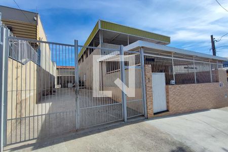 Casa à venda com 300m², 5 quartos e 8 vagasFachada