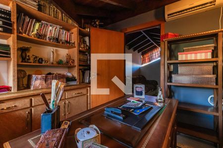 Casa de condomínio à venda com 800m², 4 quartos e 6 vagas Casa de condomínio à venda com 800m², 4 quartos e 6 vagasEscritório