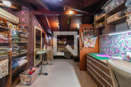 Casa de condomínio à venda com 800m², 4 quartos e 6 vagas Casa de condomínio à venda com 800m², 4 quartos e 6 vagasSótão