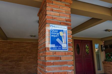 Casa de condomínio à venda com 800m², 4 quartos e 6 vagas Casa de condomínio à venda com 800m², 4 quartos e 6 vagasPlaquinha na Fachada