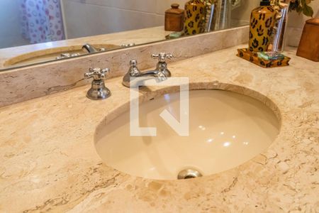 Casa de condomínio à venda com 800m², 4 quartos e 6 vagas Casa de condomínio à venda com 800m², 4 quartos e 6 vagasBanheiro da Suíte 1