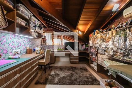 Casa de condomínio à venda com 800m², 4 quartos e 6 vagas Casa de condomínio à venda com 800m², 4 quartos e 6 vagasSótão