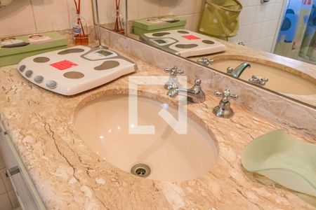 Casa de condomínio à venda com 800m², 4 quartos e 6 vagas Casa de condomínio à venda com 800m², 4 quartos e 6 vagasQuarto 1