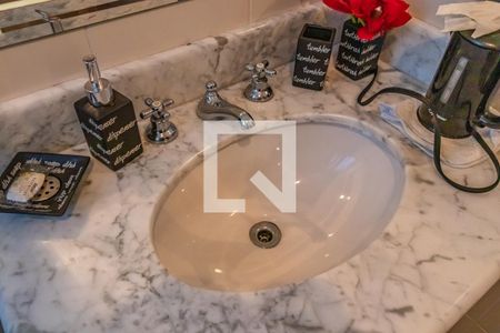 Casa de condomínio à venda com 800m², 4 quartos e 6 vagas Casa de condomínio à venda com 800m², 4 quartos e 6 vagasBanheiro da Suíte 2