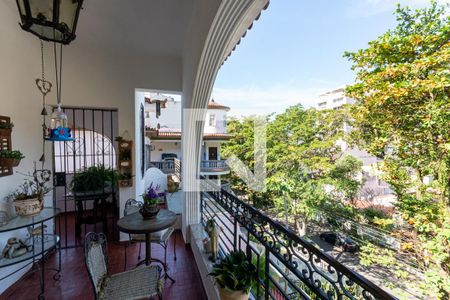 Casa à venda com 480m², 4 quartos e 2 vagasVaranda (segundo andar)