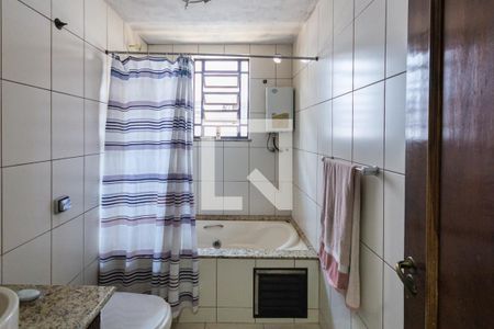 Casa à venda com 480m², 4 quartos e 2 vagasBanheiro Suíte 2 (segundo andar)