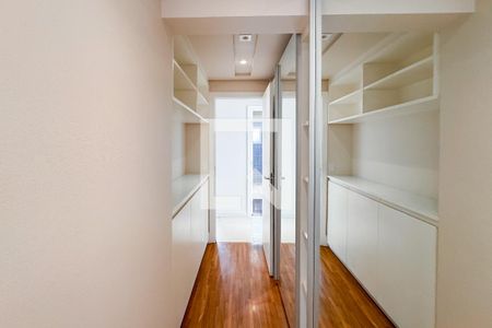 Apartamento à venda com 163m², 3 quartos e 3 vagas Apartamento à venda com 163m², 3 quartos e 3 vagasCloset da Suíte Master