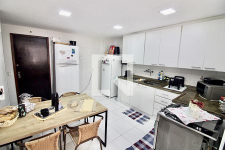 Apartamento à venda com 145m², 4 quartos e 2 vagas Apartamento à venda com 145m², 4 quartos e 2 vagasCozinha