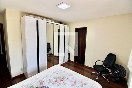 Apartamento à venda com 145m², 4 quartos e 2 vagas Apartamento à venda com 145m², 4 quartos e 2 vagasSuite