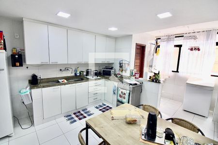 Apartamento à venda com 145m², 4 quartos e 2 vagas Apartamento à venda com 145m², 4 quartos e 2 vagasCozinha