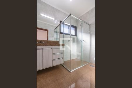 Casa de condomínio para alugar com 800m², 4 quartos e 6 vagas Casa de condomínio para alugar com 800m², 4 quartos e 6 vagasBanheiro da Suíte 1