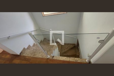 Casa à venda com 250m², 3 quartos e 5 vagas Casa à venda com 250m², 3 quartos e 5 vagasEscada