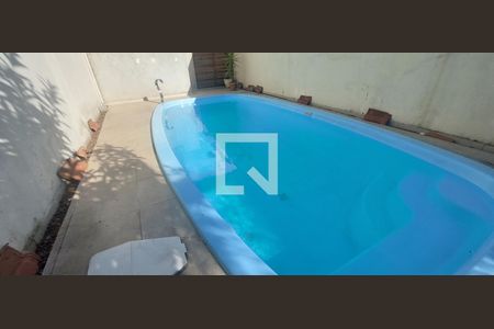 Casa à venda com 250m², 3 quartos e 5 vagas Casa à venda com 250m², 3 quartos e 5 vagasPiscina