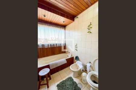 Casa à venda com 500m², 4 quartos e 5 vagasBanheiro 2