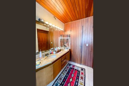 Casa à venda com 500m², 4 quartos e 5 vagasBanheiro 2