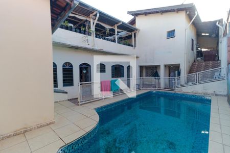 Casa à venda com 319m², 4 quartos e 3 vagas Casa à venda com 319m², 4 quartos e 3 vagasPiscina