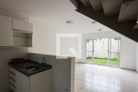 Sala / cozinha de casa para alugar com 2 quartos, 70m² em Jardim Pioneira, Cotia
