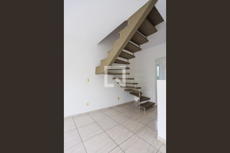 Escada  de casa para alugar com 2 quartos, 70m² em Jardim Pioneira, Cotia