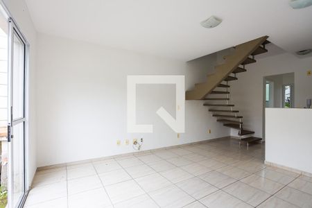 Sala  de casa para alugar com 2 quartos, 70m² em Jardim Pioneira, Cotia