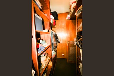 Casa à venda com 570m², 5 quartos e 5 vagas Casa à venda com 570m², 5 quartos e 5 vagasCloset