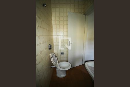 Casa à venda com 570m², 5 quartos e 5 vagas Casa à venda com 570m², 5 quartos e 5 vagasBanheiro de serviço