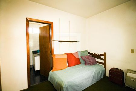 Casa à venda com 570m², 5 quartos e 5 vagas Casa à venda com 570m², 5 quartos e 5 vagasQuarto 1