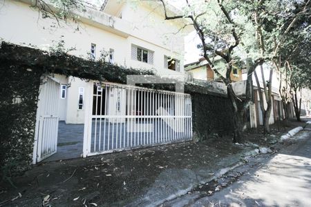 Casa à venda com 570m², 5 quartos e 5 vagas Casa à venda com 570m², 5 quartos e 5 vagasFachada