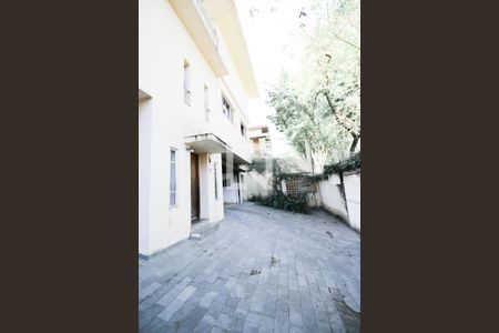 Casa à venda com 570m², 5 quartos e 5 vagas Casa à venda com 570m², 5 quartos e 5 vagasEntrada