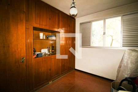 Casa à venda com 570m², 5 quartos e 5 vagas Casa à venda com 570m², 5 quartos e 5 vagasQuarto