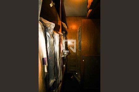 Casa à venda com 570m², 5 quartos e 5 vagas Casa à venda com 570m², 5 quartos e 5 vagasCloset da suíte 2