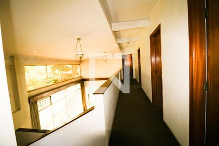 Casa à venda com 570m², 5 quartos e 5 vagas Casa à venda com 570m², 5 quartos e 5 vagasCorredor