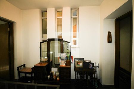 Casa à venda com 570m², 5 quartos e 5 vagas Casa à venda com 570m², 5 quartos e 5 vagasEntrada