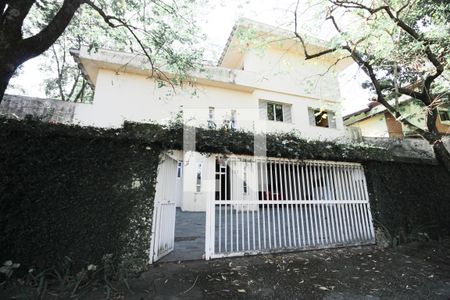 Casa à venda com 570m², 5 quartos e 5 vagas Casa à venda com 570m², 5 quartos e 5 vagasFachada