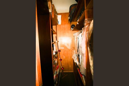 Casa à venda com 570m², 5 quartos e 5 vagas Casa à venda com 570m², 5 quartos e 5 vagasCloset da suíte 2