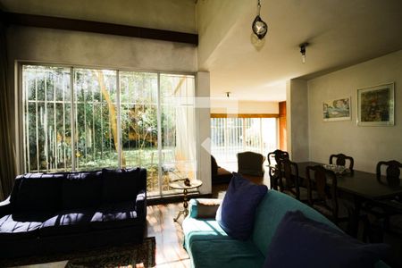 Casa à venda com 570m², 5 quartos e 5 vagas Casa à venda com 570m², 5 quartos e 5 vagasSala