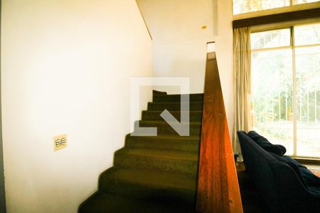 Casa à venda com 570m², 5 quartos e 5 vagas Casa à venda com 570m², 5 quartos e 5 vagasEscada