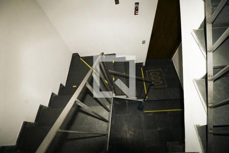 Casa à venda com 570m², 5 quartos e 5 vagas Casa à venda com 570m², 5 quartos e 5 vagasEscada