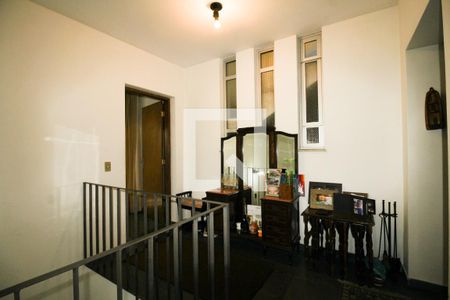 Casa à venda com 570m², 5 quartos e 5 vagas Casa à venda com 570m², 5 quartos e 5 vagasEntrada