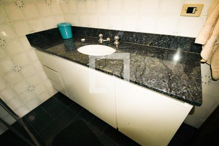 Casa à venda com 570m², 5 quartos e 5 vagas Casa à venda com 570m², 5 quartos e 5 vagasBanheiro do Quarto 1