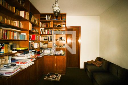 Casa à venda com 570m², 5 quartos e 5 vagas Casa à venda com 570m², 5 quartos e 5 vagasBiblioteca