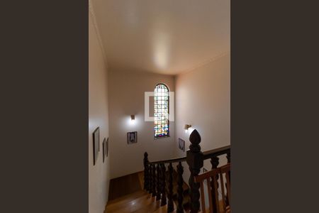 Casa à venda com 660m², 4 quartos e 4 vagas Casa à venda com 660m², 4 quartos e 4 vagasEscada