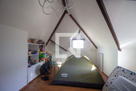 Casa de condomínio à venda com 220m², 4 quartos e 2 vagasSotão