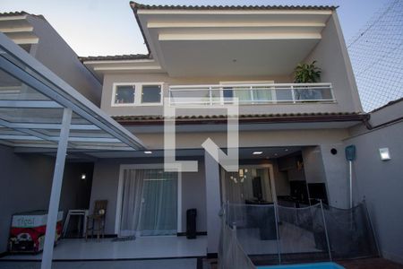 Casa de condomínio à venda com 220m², 4 quartos e 2 vagasFachada da Casa